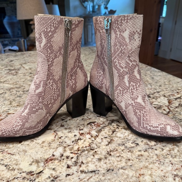 Dolce Vita Samie snake print leather ankle high block heel bootie size 9 beige - Picture 2 of 6